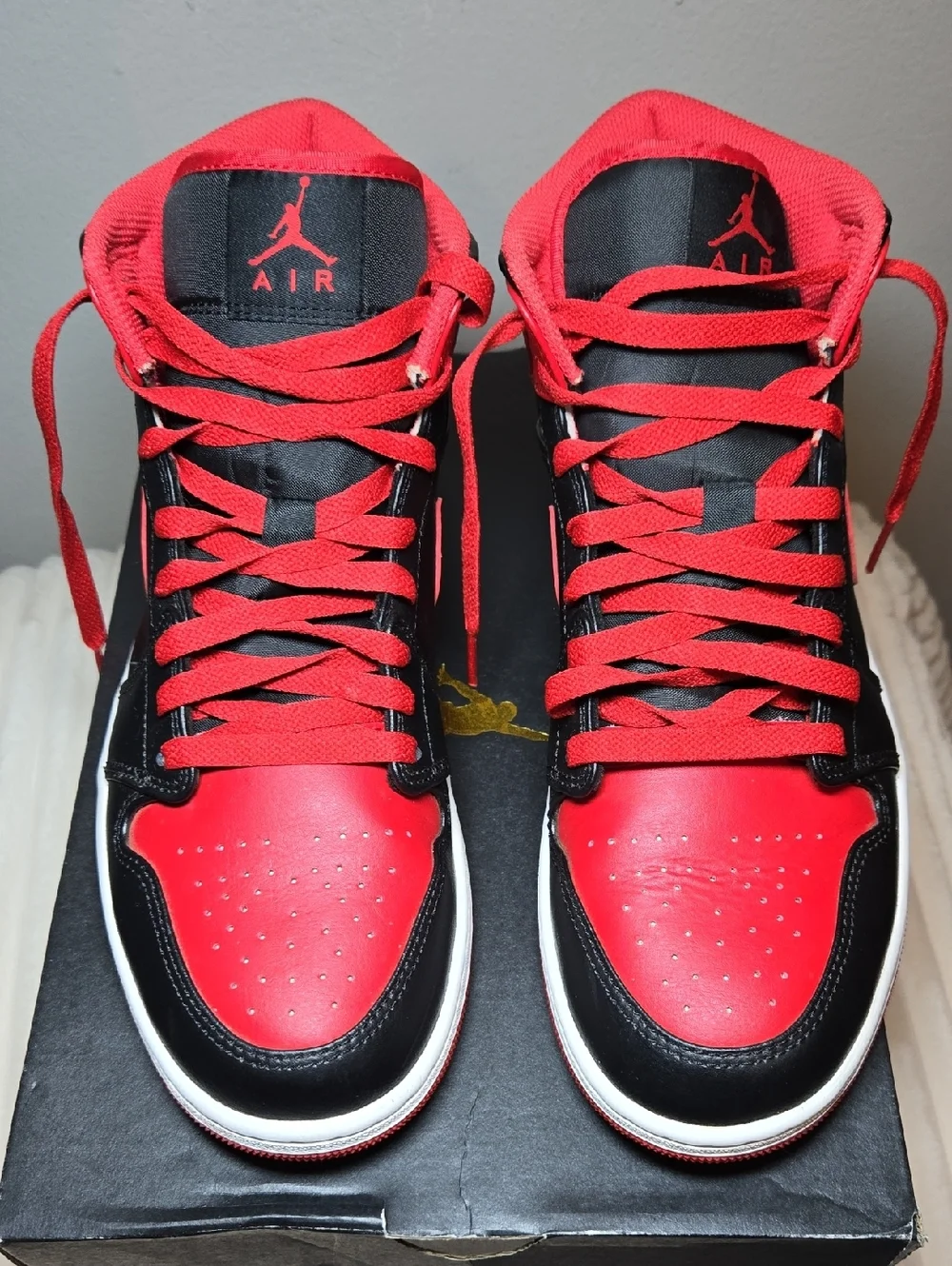Jordan Air Jordan 1 Mid Alternate Bred Sneakers Colorway Black/Fire Red/ White